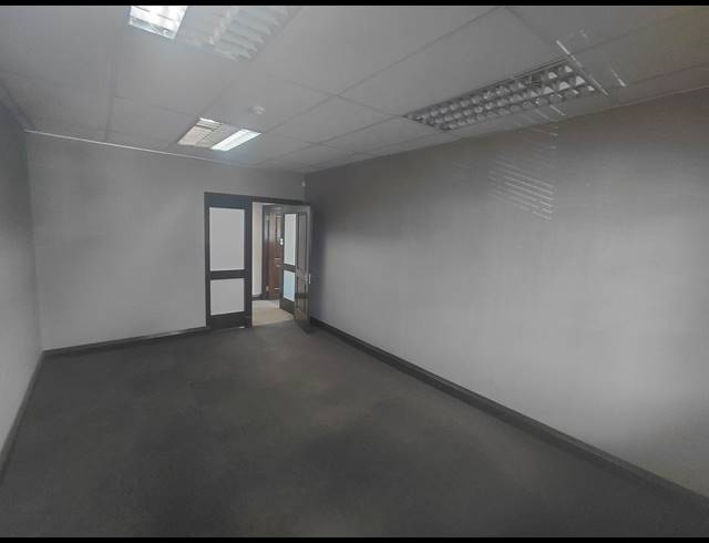 1,430M² OFFICE FOR SALE IN BRYANSTON